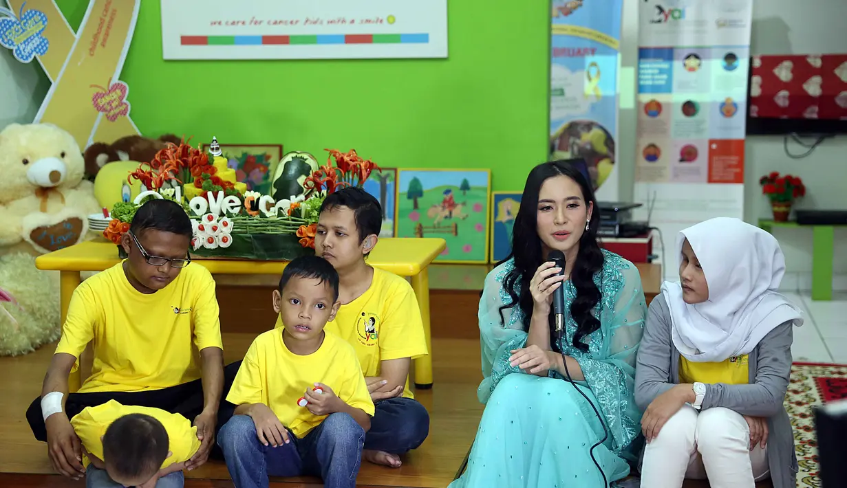 Pengalaman menyedihkan penyakit kanker pernah dirasakan oleh Elvira Devinamira. Akibat penyakit itu, nenek Elvira meninggal dunia. Sejak itu, ia berjanji akan meluangkan waktu untuk membantu pada penderita kanker. (Nurwahyunan/Bintang.com)