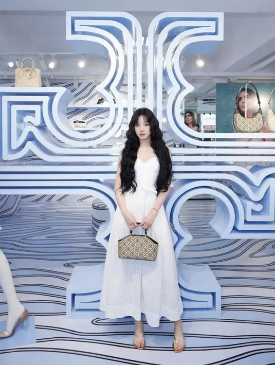 Pelantun lagu “Queencard” itu tampil feminin bergaya bak princess dengan busana serba Tory Burch. [@yuqisong.923].