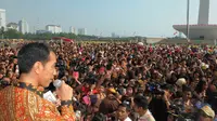 Jokowi yang hadir sebagai Ketua Dewan Majelis   Pembina Pramuka DKI itu diprotes para siswa   terkait kebijakan Diknas DKI Jakarta yang   akan menerapkan hari Sabtu masuk sekolah,   Kamis (14/8/14).(Liputan6.com/Herman   Zakharia) 