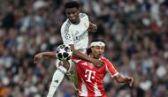 Pemain Real Madrid Aurelien Tchouameni (atas) dan pemain Bayern Munchen Serge Gnabry berebut bola pada laga leg pertama perempat final Liga Champions antara Real Madrid vs Bayern Munchen di Madrid, Spanyol, Selasa, 7 April 2026. (AP Photo/Bernat Armangue)