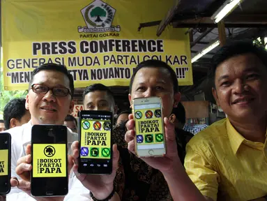 Wasekjen hasil Munas Bali Sirajuddin Abdul Wahab (kiri) dan Ketua DPP Partai Golkar hasil munas Bali Ahmad Dolly Kurnia (kedua kiri) menunjukan meme partai Golkar yang beredar saat memberi keterangan pers di Jakarta, Rabu (9/12). (Liputan6.com/JohanTallo)