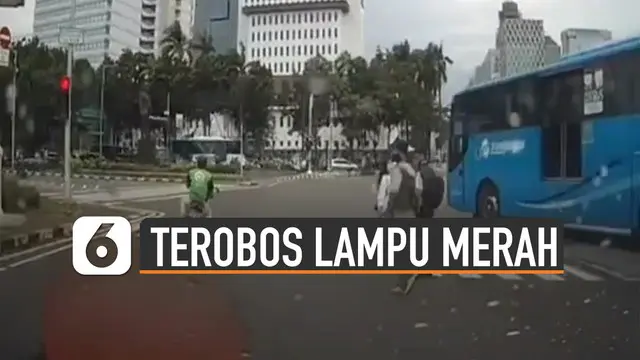 Video driver ojol terobos lampu merah diseruduk bus Transjakarta viral di media sosial.