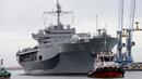 Letnan Angkatan Laut AS Joe Keiley berdiri di geladak helly Kapal komando Amerika Serikat USS Blue Ridge (LCC-19) yang berlabuh di dermaga JICT 2, Pelabuhan Tanjung Priok, Jakarta, Rabu (1/5/2019). Kapal perang tersebut memiliki panjang 194 meter dan berat 22,500 lbs. (AP/Dita Alangkara)