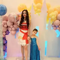 Aura Kasih kini telah menjadi ibu, ia pun dengan setia menemani sang anak di berbagai aktivitas. Keduanya pun terlihat dengan kompak menjadi princess Disney sesuai dengan tema ulang tahun anak Shandy Aulia ke-4. [@aurakasih]