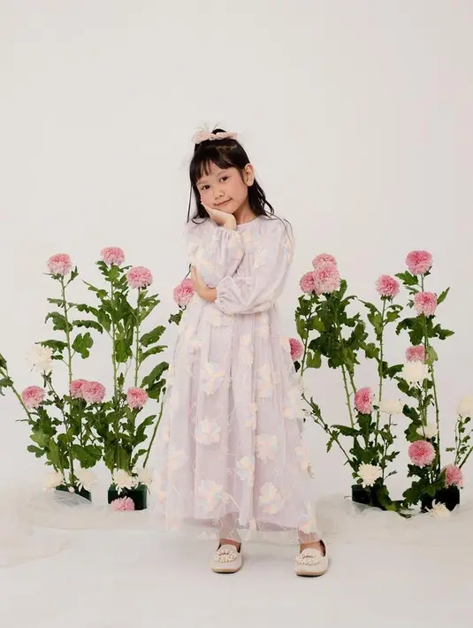 Lebaran bergaya princess dengan dress tulle simple modern dari Pastelkidswear Raya Collection. [Foto: @pastelkidswear]