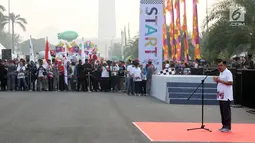 Wakil Presiden Jusuf Kalla memberi sambutaan saat melepas parade Asian Games XVIII 2018 Jakarta-Palembang di Monas, Minggu (13/5). Parade Asian Games ini dilaksanakan secara bersamaan di Palembang dan diikuti 4.800 peserta. (Liputan6.com/Arya Manggala)