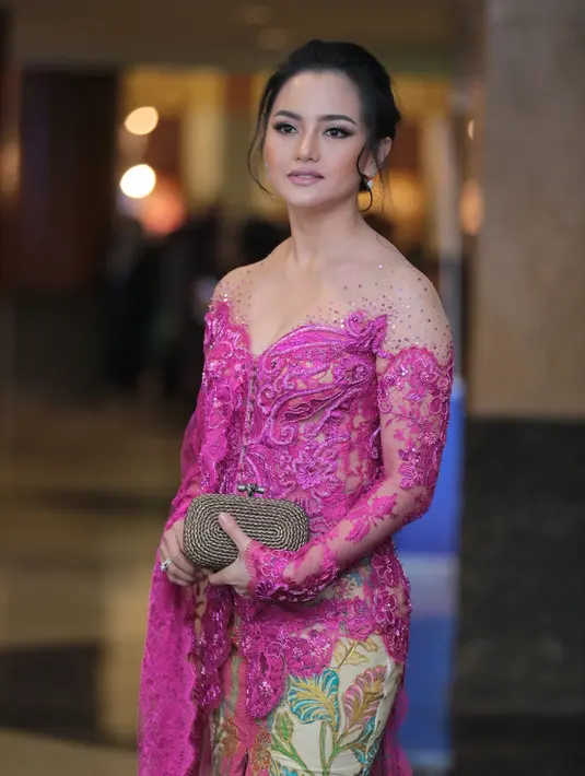 Pemeran Myra dalam film Dejavu: Ajian Puter Giling  itu masih suka megingat-ingat masa bahagia bersama suami. Ia tak bisa banyak ngomong dan hanya mengunggah foto bersama mendiang suaminya, Ferry. (Adrian Putra/Bintang.com)