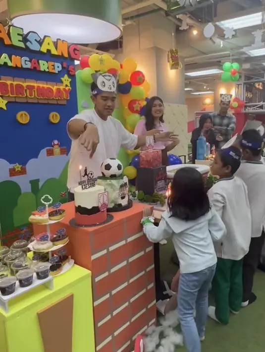 Kaesang merayakan ulang tahunnya tahun ini dengan tema Mario Bros di salah satu playground dengan mengundang anak-anak dan kerabatnya. Tampak Erina Gudono pun setia mendampingi. [@erinagudono]