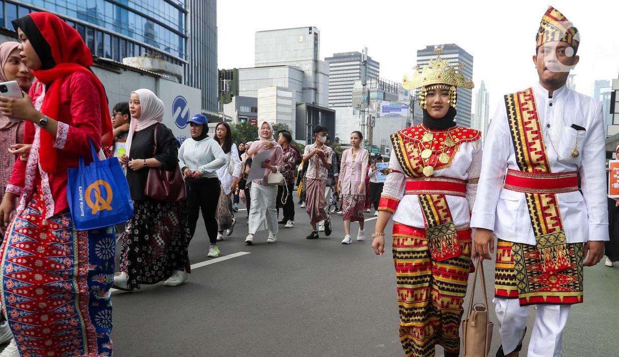 Tak hanya perempuan, sejumlah laki-laki juga terlihat mengenakan pakaian adat saat mengikuti pawai tersebut. (Liputan6.com/Herman Zakharia)