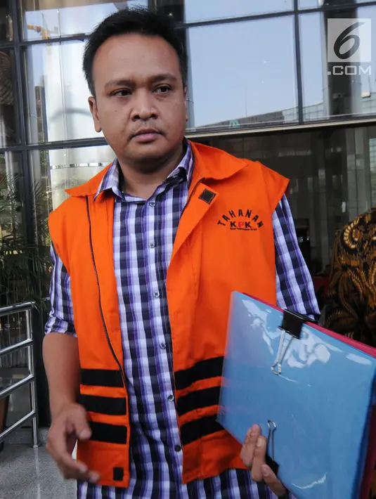 Ekspresi Direktur PT Murakabi Irvanto Hendra Pambudi usai menandatangani berkas P21 di gedung KPK, Jakarta, Jumat (6/7). Irvanto ditangkap terkait kasus dugaan korupsi proyek KTP Elektronik. (Merdeka.com/Dwi Narwoko)