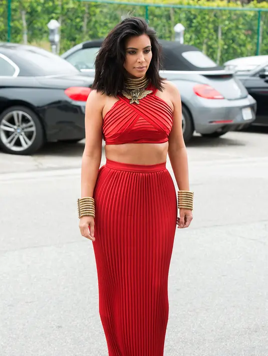 Kim Kardashian yang selalu menjadi pusat perhatian publik dengan bentuk tubuh yang seksi. Pinggang ramping dan bokong besar telah menjadi ciri khasnya. (AFP/Bintang.com)