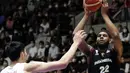Pebasket Timnas Indonesia, Marques Terrell Bolden (kanan) melakukan lompatan mencetak angka saat melawan China pada laga playoff perempat final FIBA Asia Cup 2022 di Istora Senayan, Jakarta, Senin (18/7/2022). Langkah timnas basket Indonesia di ajang FIBA Asia Cup 2022 terhenti usai menelan kekalahan telak 58-108 dari China. (Liputan6.com/Helmi Fithriansyah)
