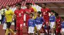 Putra putri dari anggota The Jakmania berjalan saat menjadi Player Escort Kids pada laga Piala AFC 2019 antara Persija Jakarta melawan Ceres Negros di SUGBK, Jakarta, Selasa (23/4). Kesempatan ini diberikan oleh Allianz. (Bola.com/Vitalis Yogi Trisna)