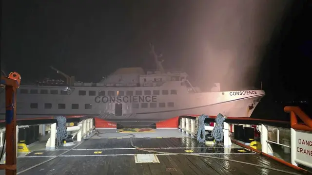 Kapal The Conscience yang membawa bantuan ke Gaza di lepas pantai Malta, Jumat, 2 Mei 2025 setelah drone menyerangnya. (Pemerintah Siprus via AP)