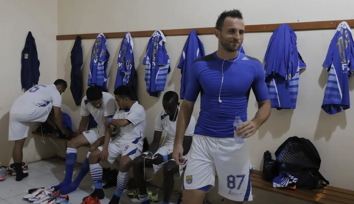Striker Persib, Ilija Spasojevic terbiasa mendengarkan lagu saat di ruang ganti sebelum menjalani pertandingan Piala Presiden melawan Mitra Kukar di Stadion Si Jalak Harupat, Bandung, Sabtu (10/10/2015). (Bola.com/Vitalis Yogi Trisna)