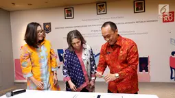 Chief Marketing Officer DOKU, Himelda Renuat, Chief Operating Officer DOKU, Nabilah Alsagoff dan Dirjen Dukcapil Zudan Arif Fakrulloh saat penandatanganan kerja sama pemanfaatan data kependudukan di Jakarta, Jumat (11/1). (Liputan6.com/Fery Pradolo)