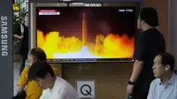 Korea Utara menembakkan dua rudal balistik jarak pendek ke laut timurnya, demikian ungkap militer Korea Selatan pada hari Selasa. (AP Photo/Ahn Young-joon)