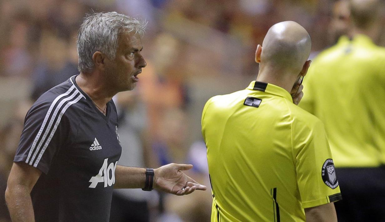 Pelatih Manchester United, Jose Mourinho, melakukan protes saat melawan Real Salt Lake pada laga persahabatan di Stadion Rio Tinto, Utah, Selasa (17/7/2017). MU menang 2-1 atas Salt Lake. (AP/Rick Bowmer)