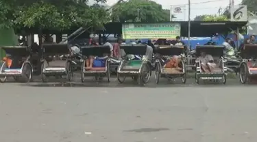 Terkait kebijakan Gubernur DKI Jakarta di perbolehkannya kembali becak beroperasi di Jakarta, puluhan tukang becak di Bekasi siap hijrah.