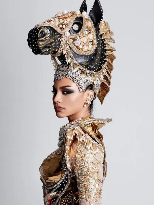 5. Kostum tersebut terdiri dari bustier, topi baja, dan sepatu boots. Tak hanya itu, kostum ini juga dilapisi emas dan 10 ribu berlian rhinestones. (Instagram/ jihanealmira).