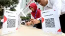 Karyawan BI melakukan transaksi menggunakan QR Code Indonesian Standard (QRIS) di kantor BI, Jakarta, Sabtu (17/8/2019). QRIS merupakan transformasi digital pada Sistem Pembayaran Indonesia sangat membantu percepatan pengembangan ekonomi dan keuangan digital di Indonesia. (Liputan6.com/HO/Rizal)