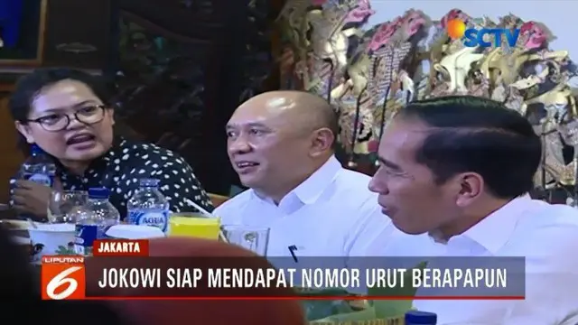 Jelang pengambilan nomor urut pada Pemilihan Presiden 2019 nanti malam, Presiden Jokowi menyempatkan diri santap siang bersama para jurnalis yang bertugas di Istana Kepersidenan.