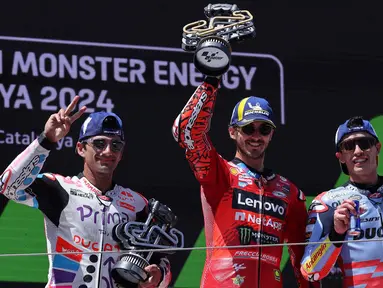 Pebalap Ducati Lenovo, Francesco Bagnaia (tengah) bersama Jorge Martin (kiri) dan Marc Marquez merayakan kemenangan usai balapan MotoGP Catalunya 2024, Minggu (26/4/2024). (LLUIS GENE/AFP)