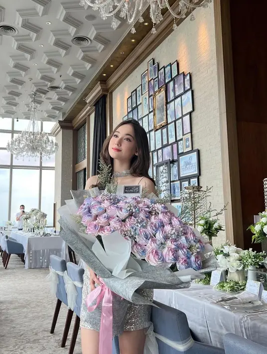 Penampilan Laura dengan simple dress juga menjadi sorotan netizen. Dirinya juga lebih sering tampil dengan makeup simpel serta terlihat flawless. (Liputan6.com/IG/@its_lauramoane2)
