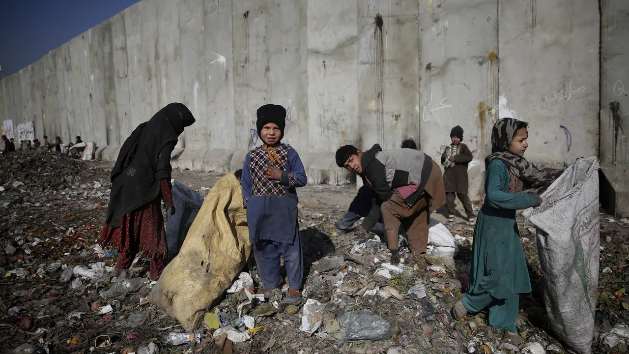 Menengok Anak-Anak Afghanistan di Tempat Pembuangan Sampah