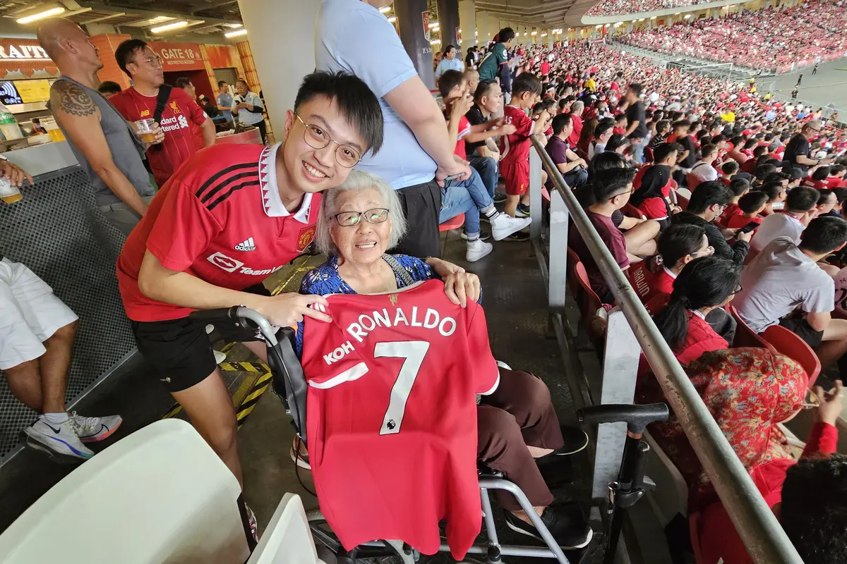Dua fans Manchester United Dylan dan neneknya Swee Lin menonton pertandingan Liverpool vs Leicester
