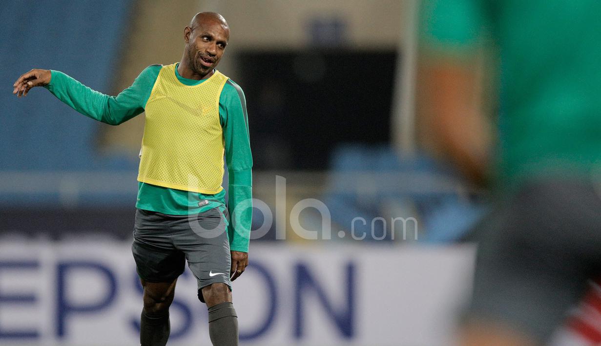 Kapten Timnas Indonesia, Boaz Solossa, memimpin rekan-rekannya pemanasan saat latiihan resmi terakhir jelang melawan Vietnam dalam laga leg kedua semifinal Piala AFF 2016 di Stadion My Dinh, Hanoi, Vietnam, Selasa (6/12/2016). (Bola.com/Peksi Cahyo)