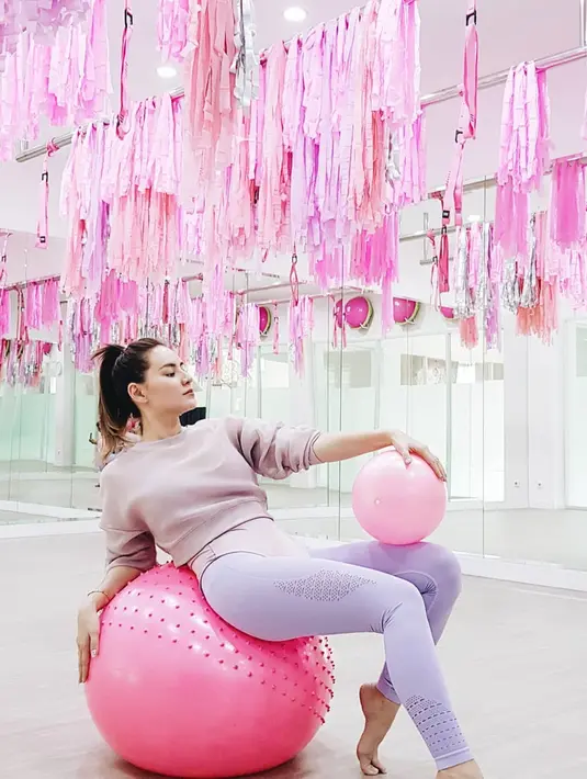 Konsep tempat fitnessnya pun juga nyaman, yaitu dengan dominasi warna cerah dan peralatannya pun menggunakan warna dominasi merah muda. Sebuah warna yang disukai banyak wanita. (Liputan6.com/IG/@chantaldellaconcetta_)