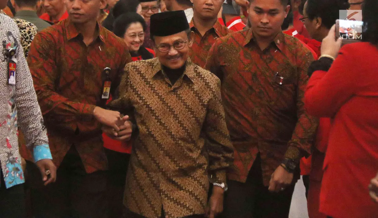 Presiden RI ke-3 BJ Habibie tiba menghadiri Rakornas Tiga Pilar PDI Perjuangan di ICE BSD, Tangerang Selatan, Sabtu (16/12). Rakornas 3 Pilar PDI P Bidang Ekonomi Kerakyatan mengambil tema ‘Berdikari untuk Indonesia Raya’. (Liputan6.com/Angga Yuniar)