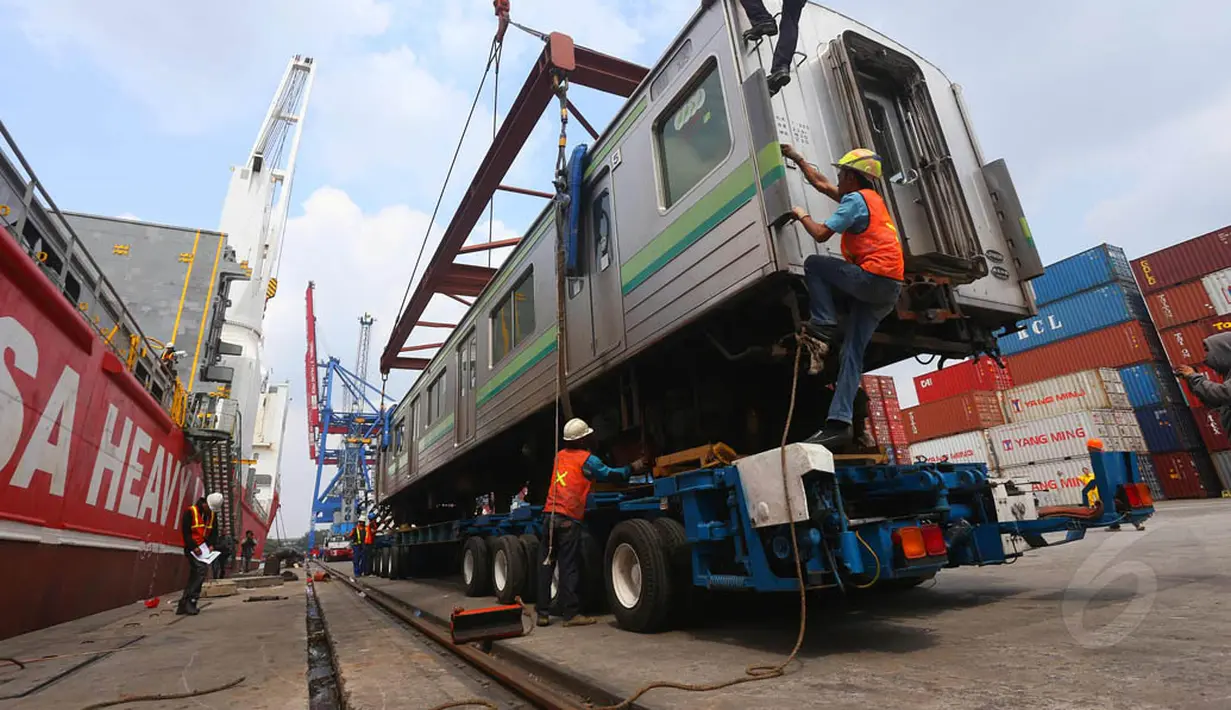 Sejumlah petugas dibantu alat berat menurunkan kereta asal Jepang di Pelabuhan Tanjung Priok. (Liputan6.com/Faizal Fanani)