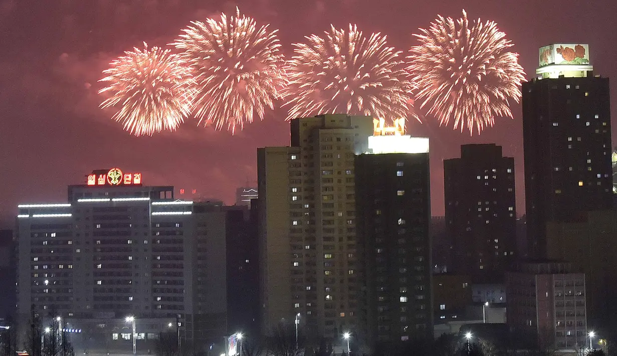 Kembang api menghiasi langit Pyongyang selama perayaan tahun baru di Korea Utara (Korut), Minggu (1/1). Sedangkan Korea Selatan (Korsel) menyambut pergantian tahun dengan unjuk rasa menuntut penggulingan Presiden Park Geun-hye. (KCNA/via Reuters)