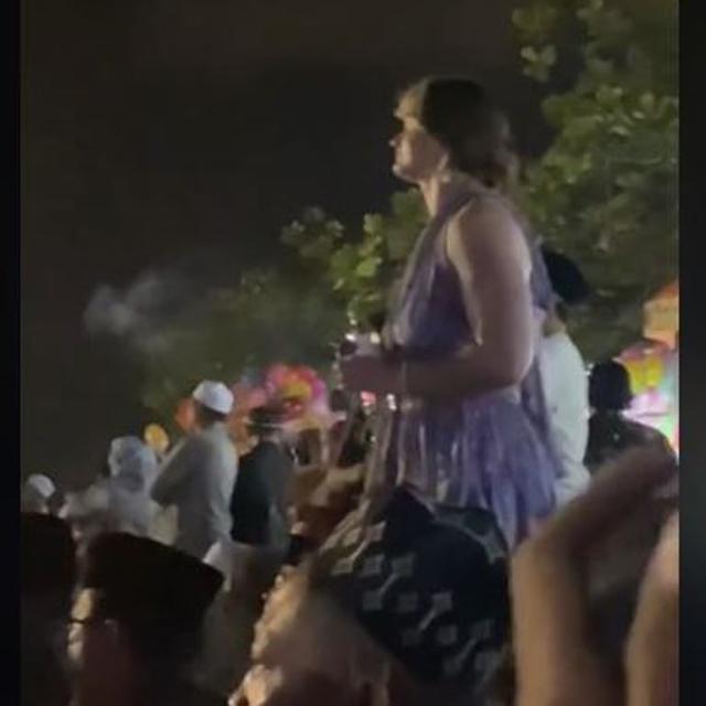 Viral Wanita Turis Asing Ikut Nonton Selawat di Bali, Pakaiannya Bikin Salah Fokus