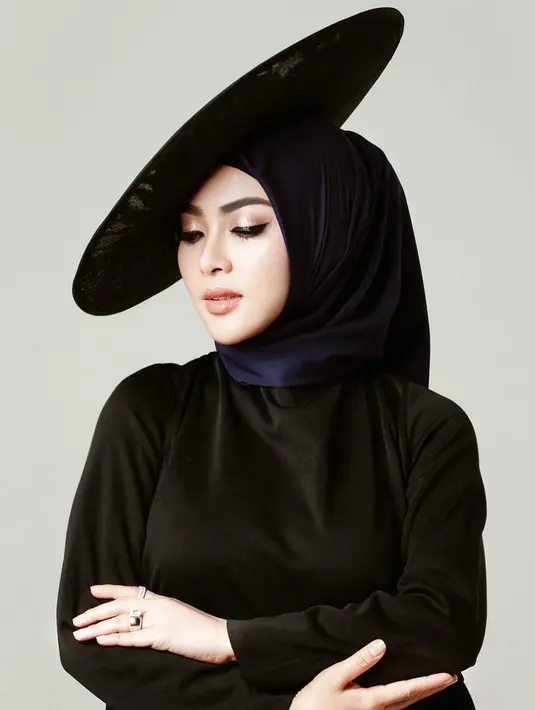 Seperti penampilan OOTD-nya ini. Tampil dengan serba hitam dan juga dilengkapi topi warna senada, Syahrini tampil cantik dengan riasan chic. (Liputan6.com/IG/@princessyahrini)
