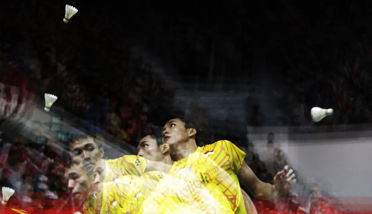 Tunggal putra Indonesia, Jonatan Christie, berusaha memukul kok saat melawan tunggal Denmark pada Indonesia Masters 2019 di Istora Senayan, Jakarta, Sabtu (26/1). Jonatan gagal ke final. (Bola.com/Yoppy Renato)