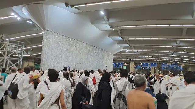 Suasana jemaah haji melakukan lempar jumrah aqabah di Jamarat. (Liputan6.com/Nafiysul Qodar)