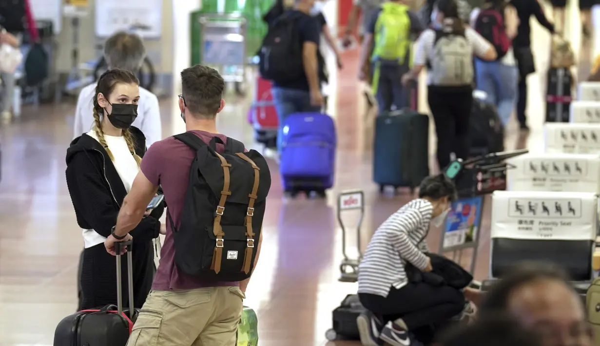 <p>Wisatawan asing berjalan setibanya di Bandara Internasional Haneda, Tokyo, Selasa (11/10/2022). Pengunjung individu atau solo travel kembali disambut, bukan hanya mereka yang bepergian dengan kelompok resmi. (AP Photo/Eugene Hoshiko)</p>