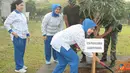 Citizen6, Sidoarjo: Ketua PG Jalasenastri Kobangdikal Rahayuningsih Sadiman melaksanakan penanaman ratusan bibit pohon mangga, penaburan ikan Lele serta Patin di kolam Puslatdiksarmil Kobangdikal, Juanda, Sidoarjo, Jumat (1/6). (Pengirim: Penkobangdikal)