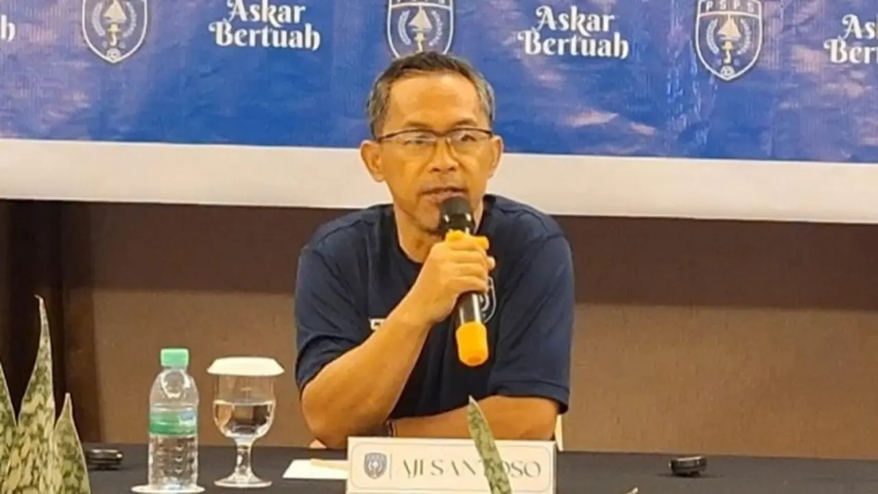 Mantan pelatih Timnas Indonesia U23 Aji Santoso yang kini menukangi PSPS Riau.