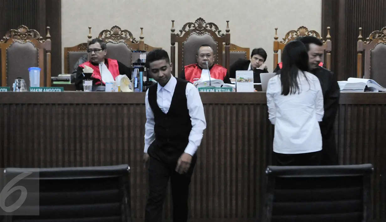 Barista kafe Olivier, Rangga, usai berkonsultasi dengan Majelis Hakim saat menjadi saksi dalam sidang ketujuh kasus kematian Wayan Mirna Salihin dengan terdakwa Jessica Kumala Wongso di PN Jakarta Pusat, Kamis (21/7 (Liputan6.com/Helmi Afandi)