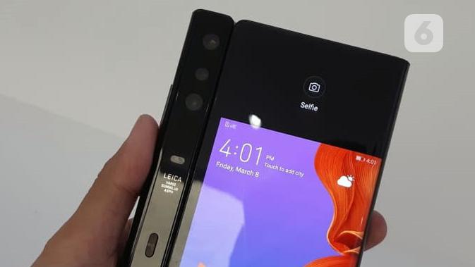 Tampak sisi bawah smartphone Huawei Mate X. (Liputan6.com/ Agustin S. Wardani)