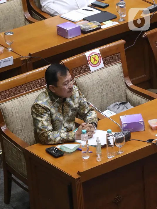 Mantan Menteri Kesehatan Terawan Agus Putranto memberikan paparan dalam rapat dengan Komisi IX DPR RI di Senayan, Jakarta, Rabu (10/3/2021). Dalam rapat tersebut, Ketua Tim Pengembangan Vaksin Nusantara Terawan Agus Putranto buka-bukaan soal pengembangan Vaksin Nusantara. (Liputan6.com/Angga Yuniar)
