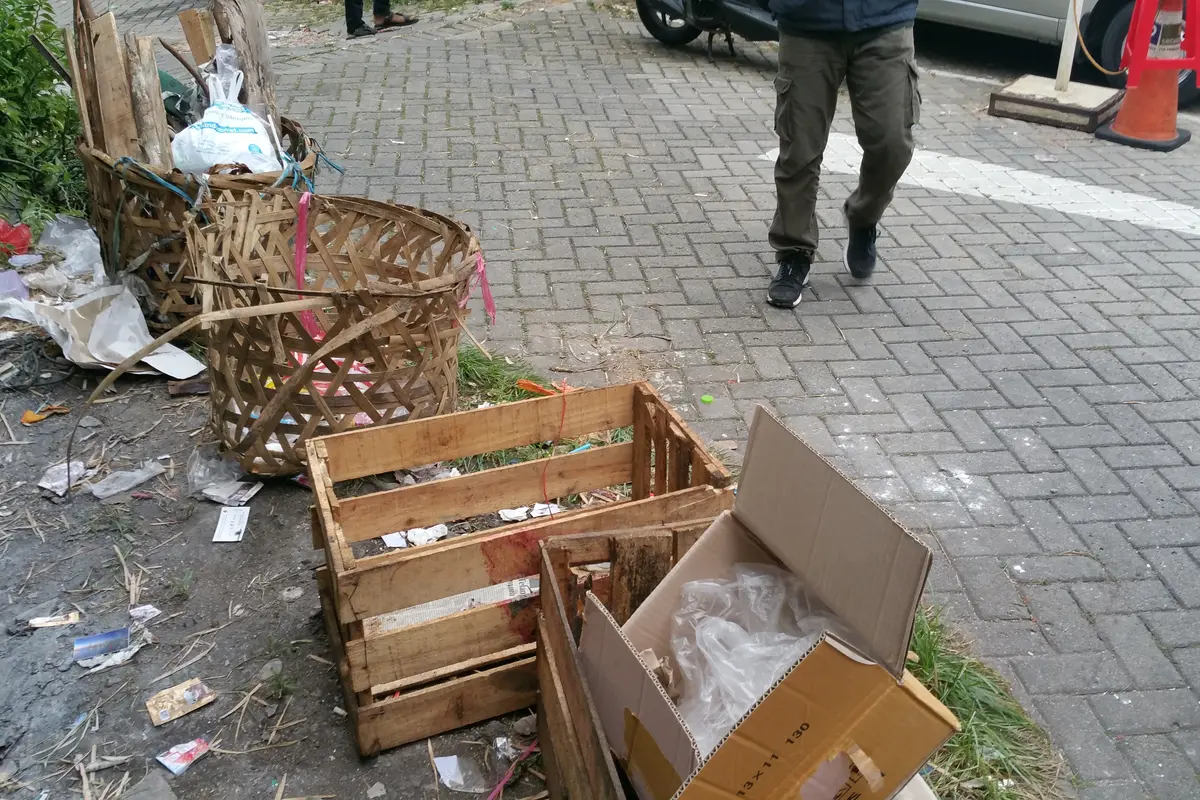 Tempat sampah depan bangunan diduga tempat pesta seks gay di Kelapa Gading banyak berserakan sampah bungkus kondom.