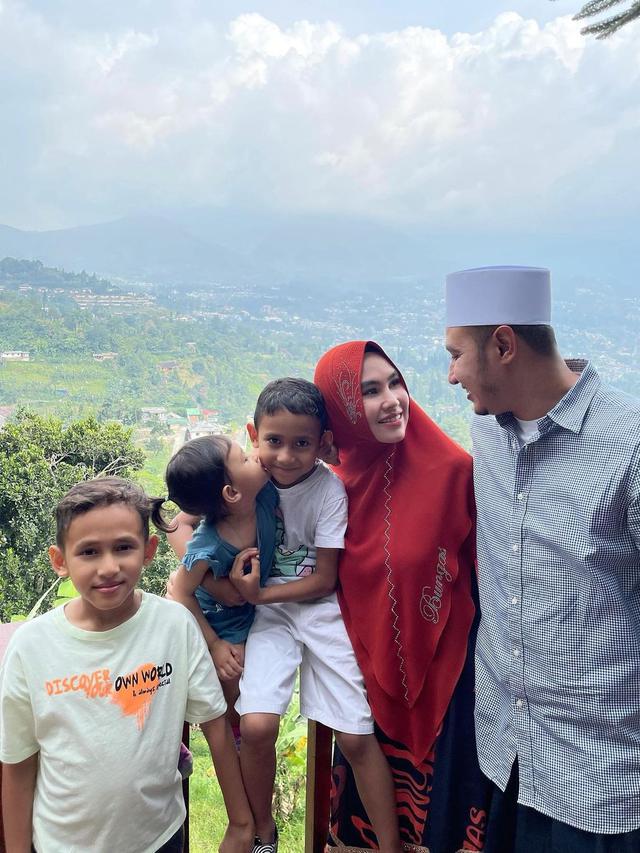 Potret 7 Selebriti Wanita dengan Anak Sambungnya, Kompak Banget