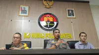 Tim gabungan antara Polres Serang Kota dan Polda Banten, berhasil menangkap pelaku pembantaian satu keluarga, Samin (29). (Liputan6.com/Yandhi Deslatama)