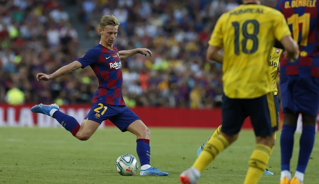 Gelandang baru Barcelona, Frenkie de Jong mengumpan bola selama pertandingan trofi Joan Gamper melawan Arsenal di stadion Camp Nou, Spanyol (4/8/2019). Barcelona membeli Frenkie de Jong  dari Ajax seharga 75 juta euro (Rp1,2 triliun). (AP Photo/Joan Monfort)