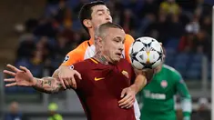 Pemain AS Roma, Radja Nainggolan berebut bola dengan pemain Shakhtar Donetsk, Taras Stepanenko dalam leg kedua 16 besar Liga Champions 2017-2018  di Stadion Olimpico, Rabu (14/3). AS Roma melaju ke perempatfinal usai menang 1-0. (AP/Gregorio Borgia)